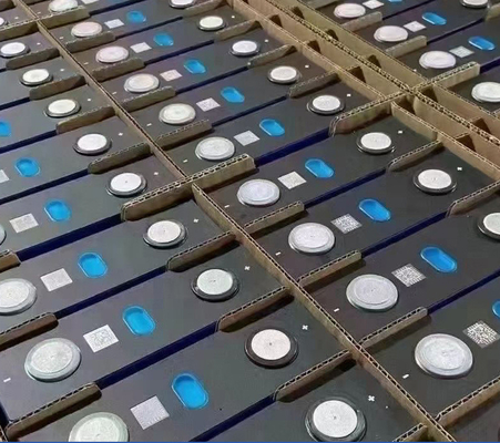 โรงงานเดิมเกรด A 3.2V 102Ah LiFePO4 Prismatic Cell แบบชาร์จได้สำหรับพลังงานแสงอาทิตย์ EVorage E แบตเตอรี่ลิเธียม